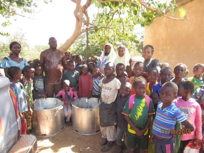 RPBHC – don de foyers améliorés aux cantines scolaires – ecole de koutoura